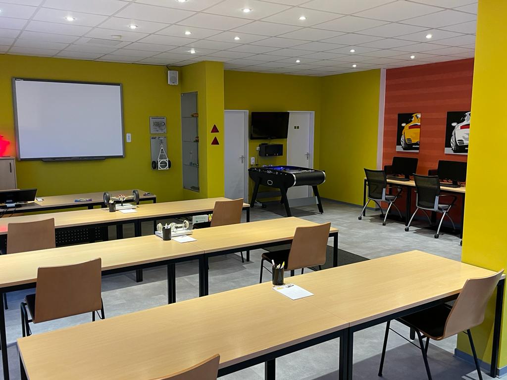 Fahrschulklasse mit Theorie Ecke
